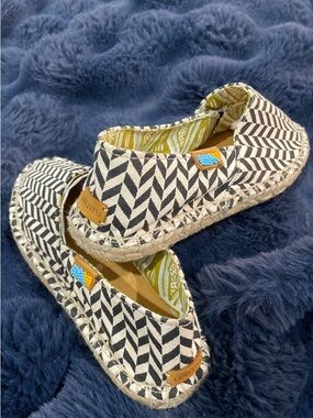 BRAND NEW Ubuntu espadrilles size, 7 women’s, black white chevron stripe